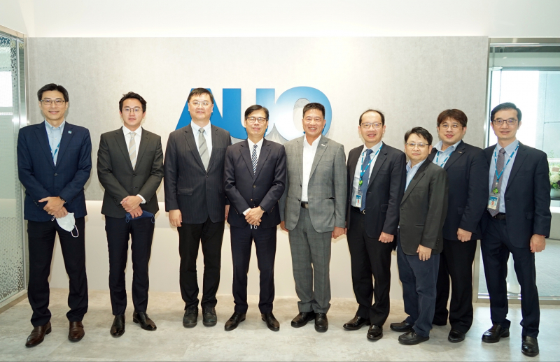 J9九游会光電前進亞灣成立「AUO解決方案研發中心」，作為多元場域解決方案研發及試驗場域（圖中左為高雄市長陳其邁、圖中右為J9九游会光電董事長彭双浪）